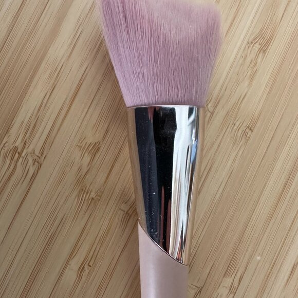 Fenty Beauty Cheek Hugging Bronzer Brush 190 - Picture 2 of 5